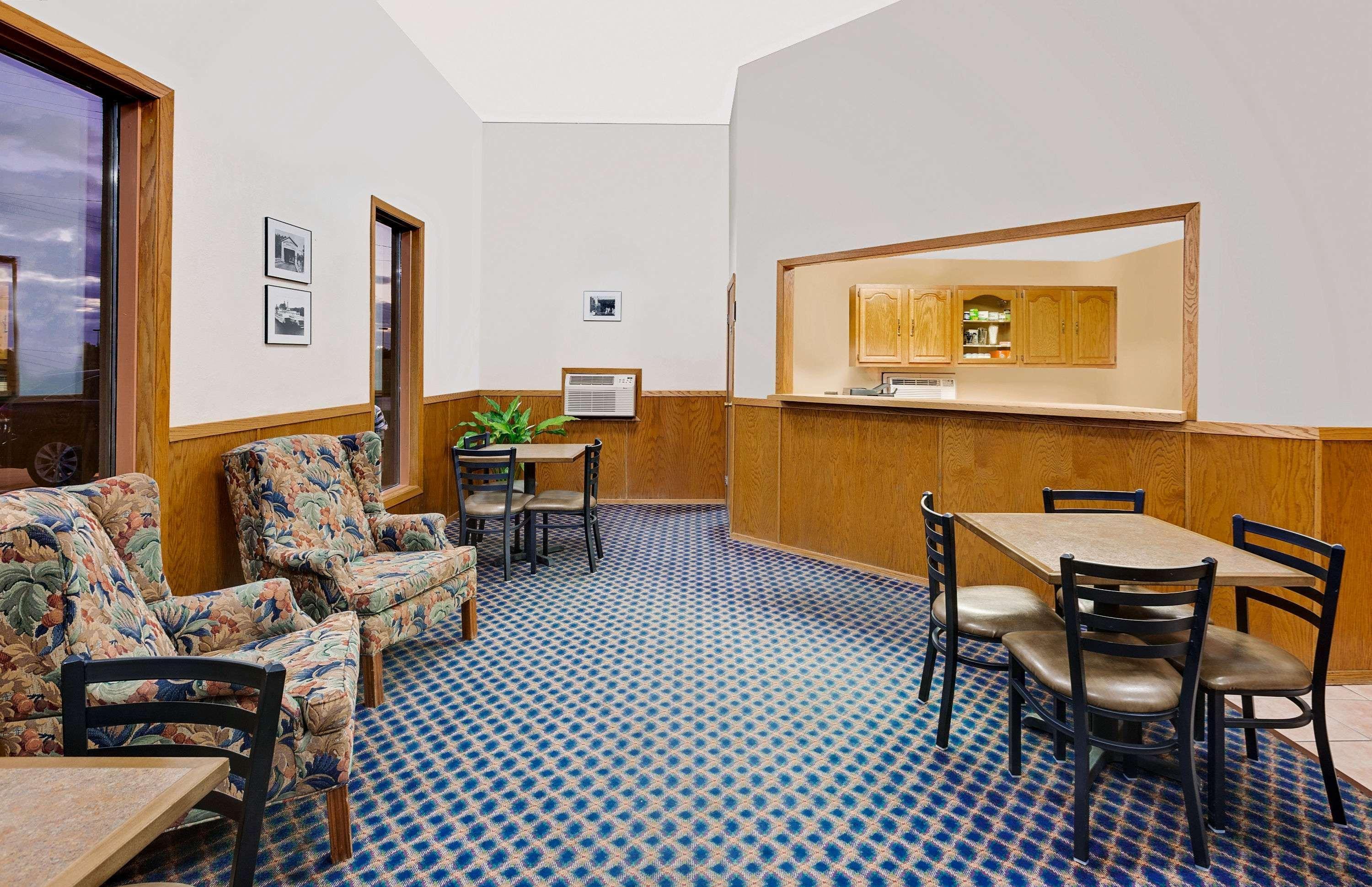 Super 8 by Wyndham Keokuk Hotel Bagian luar foto