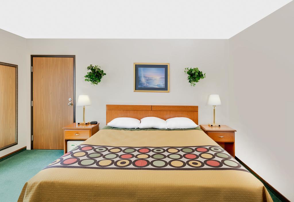 Super 8 by Wyndham Keokuk Hotel Bagian luar foto