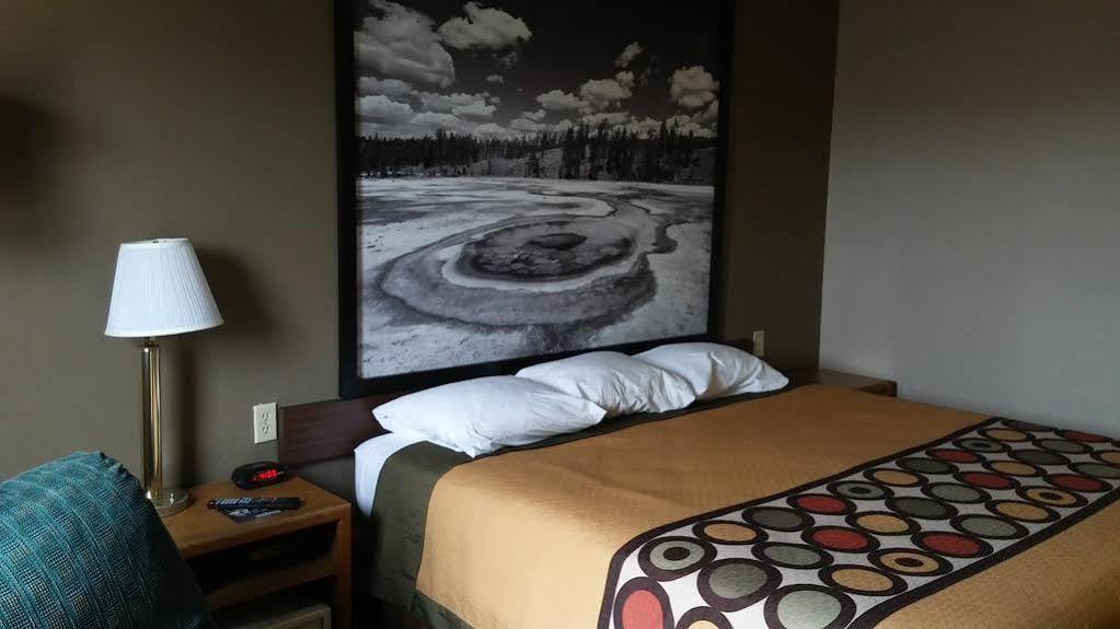 Super 8 by Wyndham Keokuk Hotel Bagian luar foto