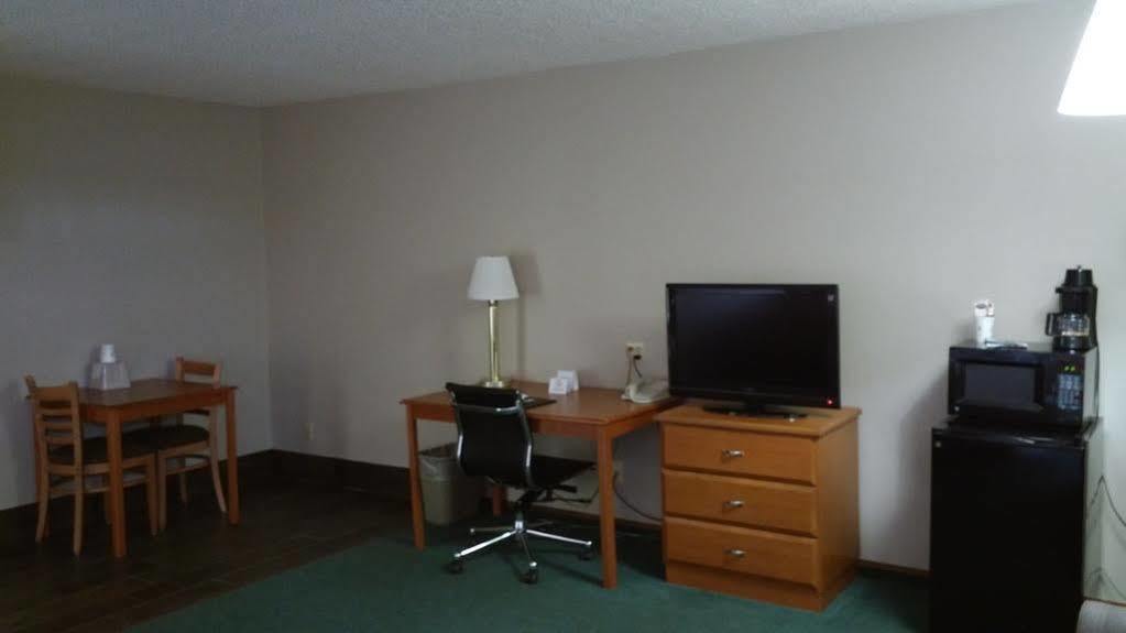Super 8 by Wyndham Keokuk Hotel Bagian luar foto