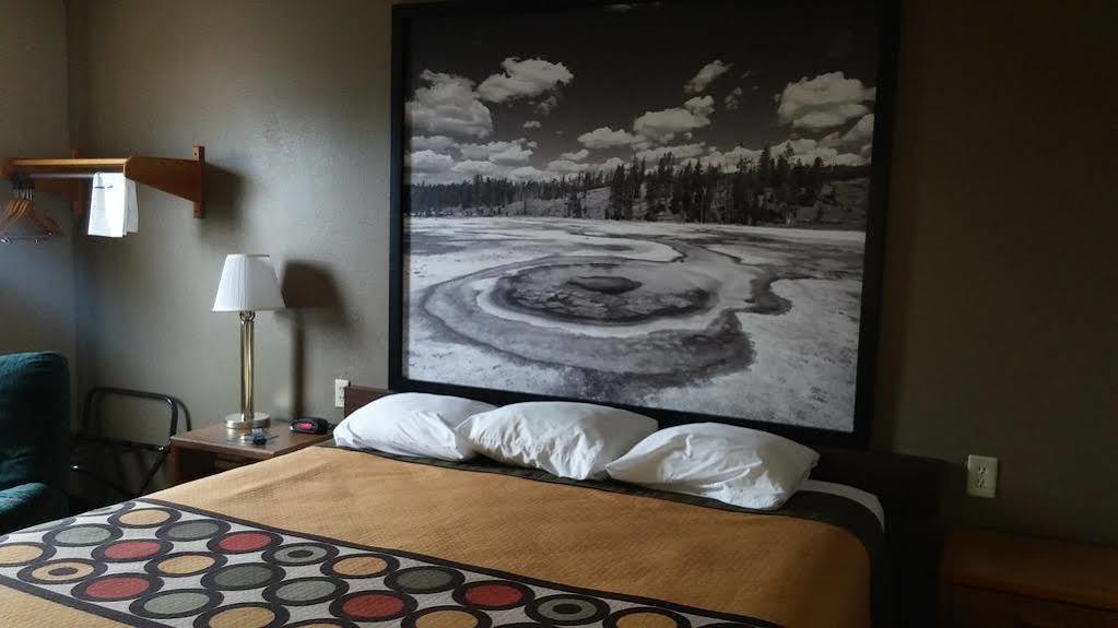 Super 8 by Wyndham Keokuk Hotel Bagian luar foto