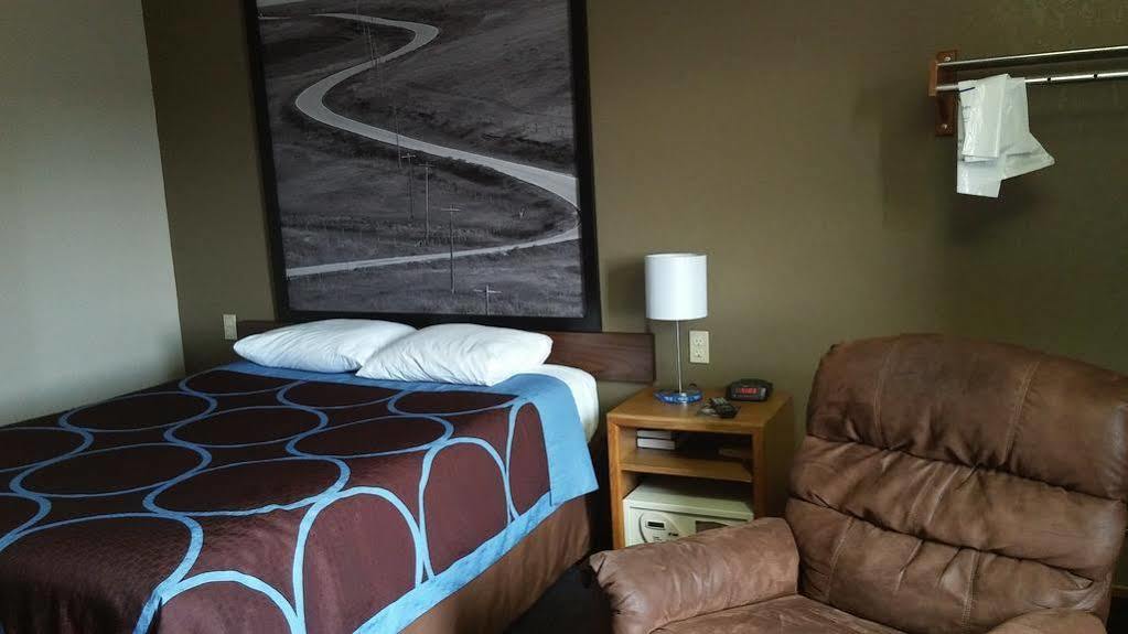 Super 8 by Wyndham Keokuk Hotel Bagian luar foto