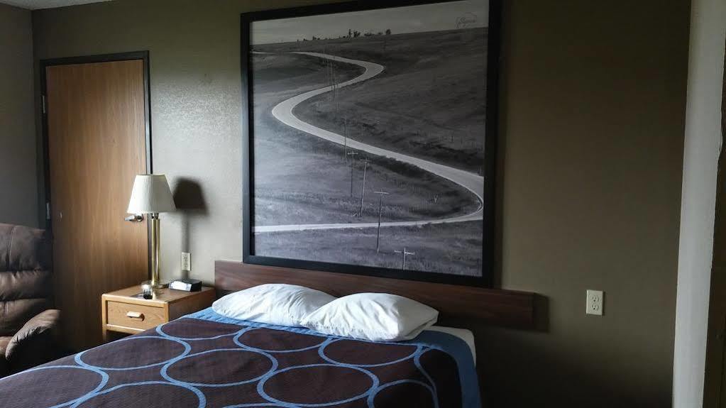 Super 8 by Wyndham Keokuk Hotel Bagian luar foto
