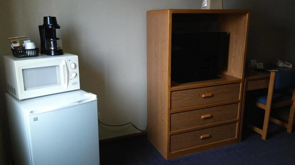 Super 8 by Wyndham Keokuk Hotel Bagian luar foto