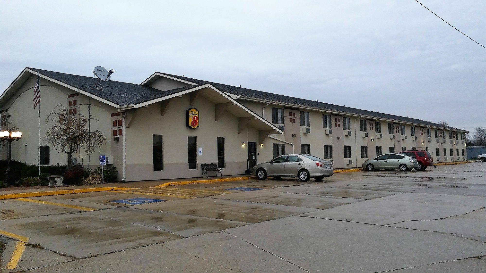 Super 8 by Wyndham Keokuk Hotel Bagian luar foto