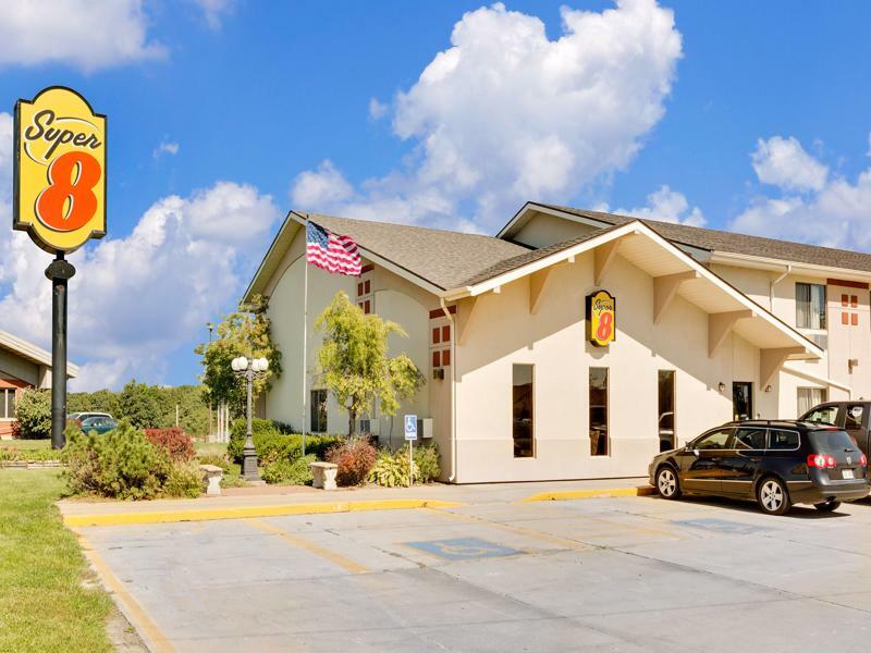 Super 8 by Wyndham Keokuk Hotel Bagian luar foto
