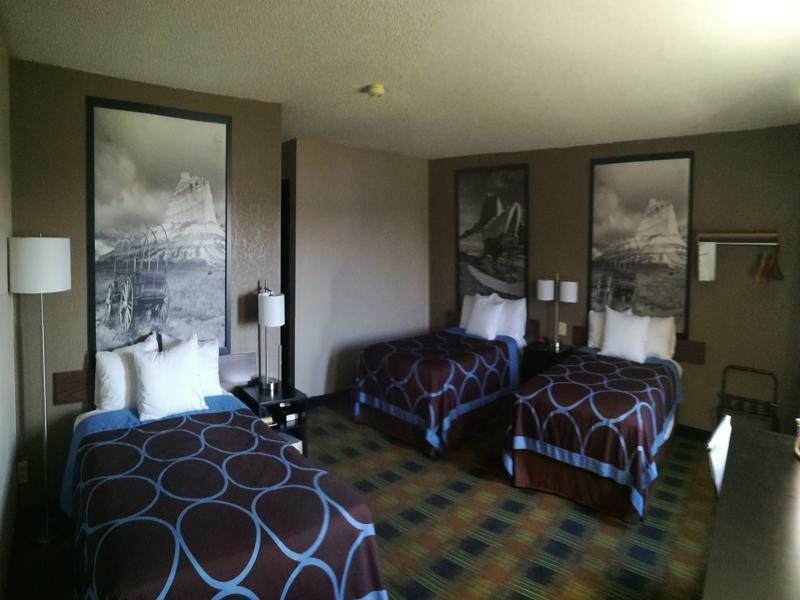 Super 8 by Wyndham Keokuk Hotel Bagian luar foto
